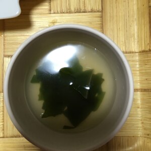 材料ワカメだけ～簡単ワカメスープ♪